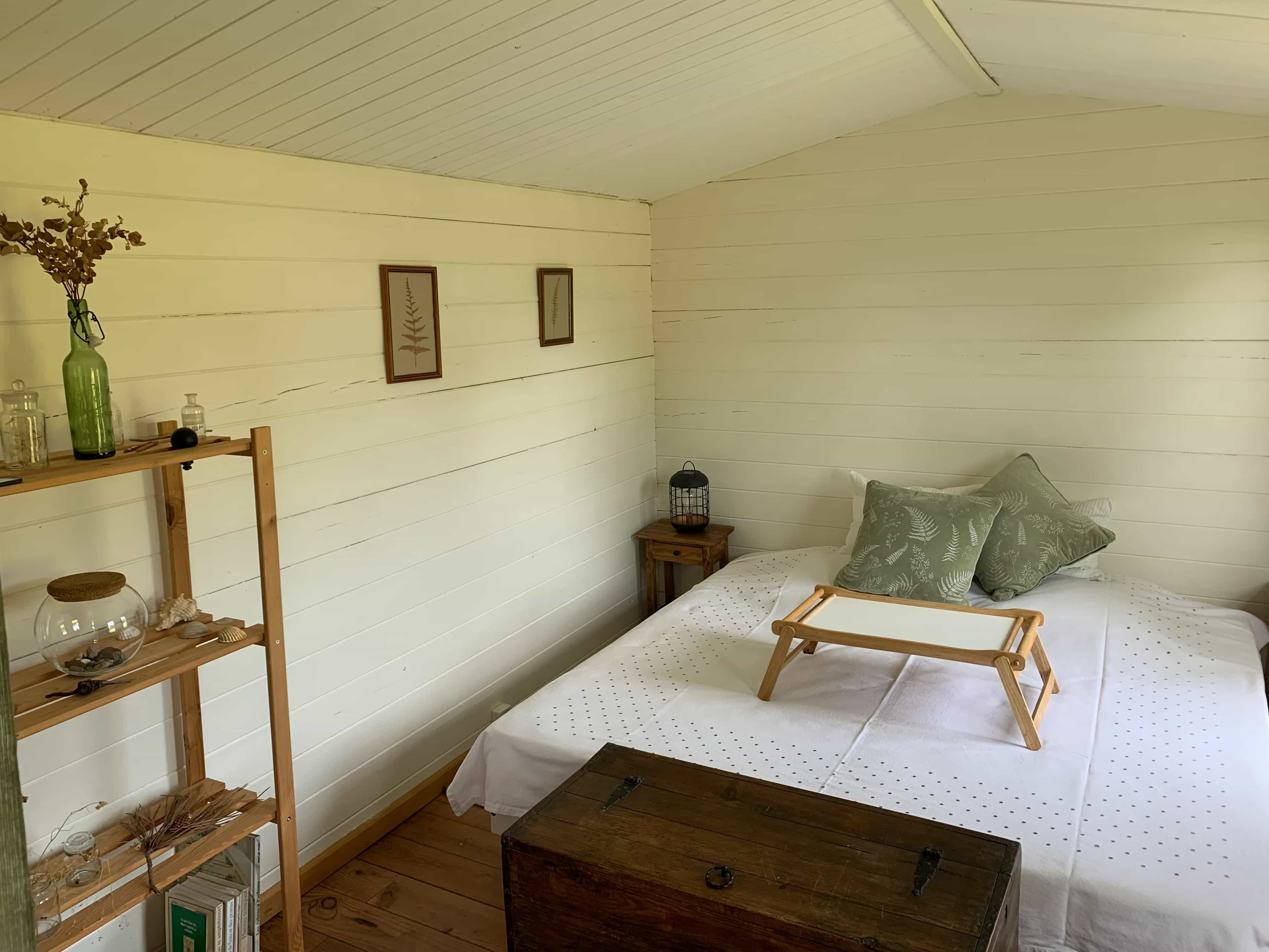 Intérieur de la cabane aux Cabanes de la Reynie