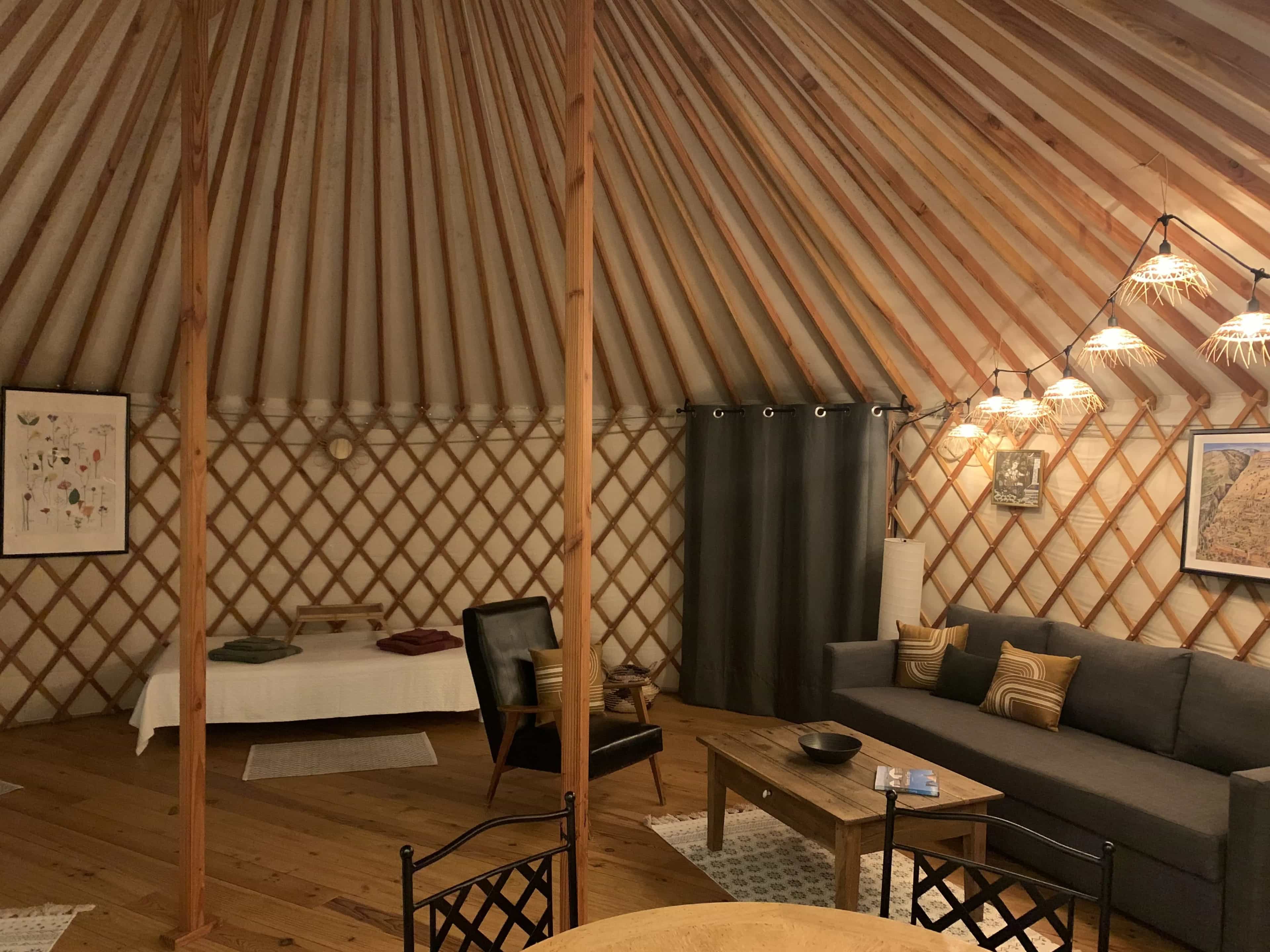 Intérieur de la yourte aux Cabanes de la Reynie