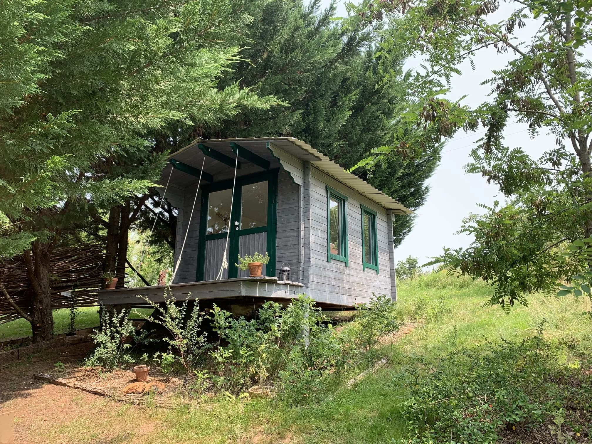 Outside view of the cabin at Les Cabanes de la Reynie